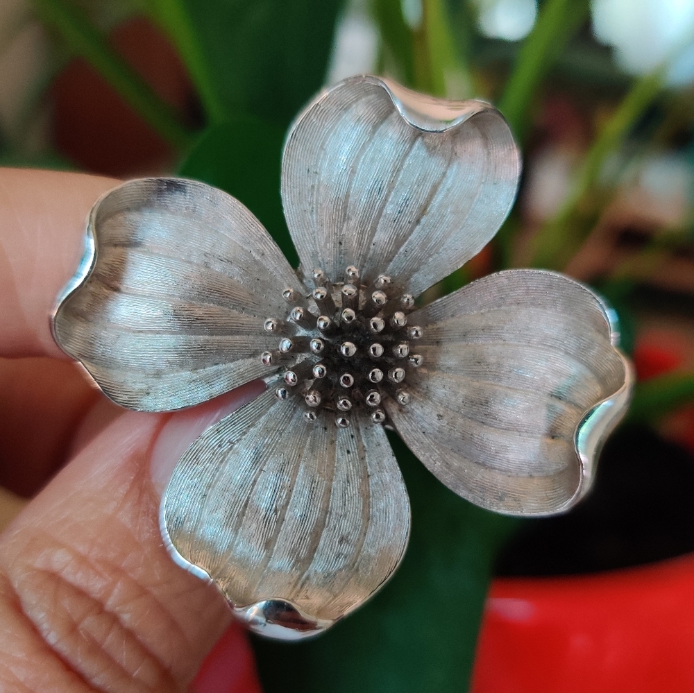 VTG Trifari Dogwood flower 🌻 brooch